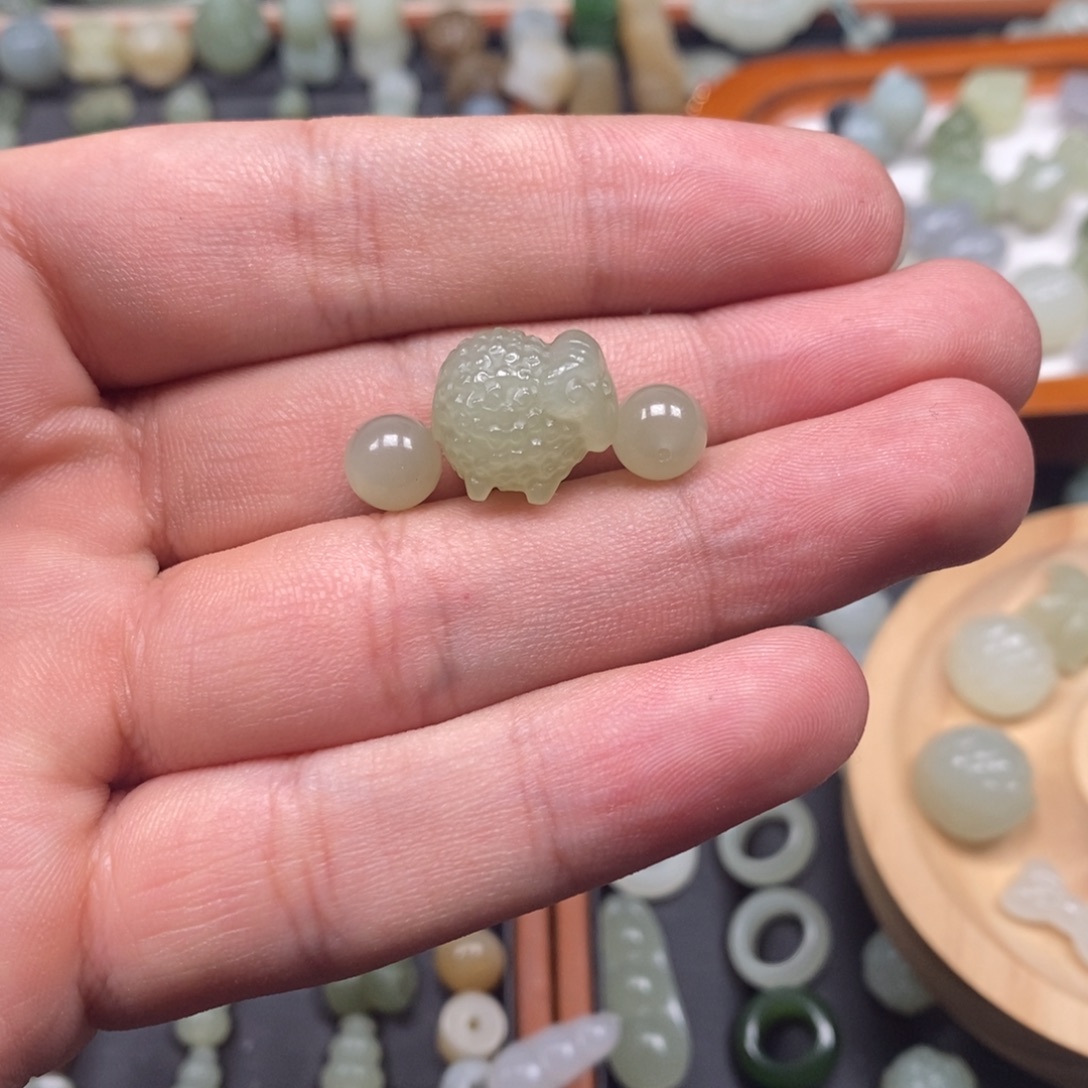 青***友和田玉未镶嵌颈饰