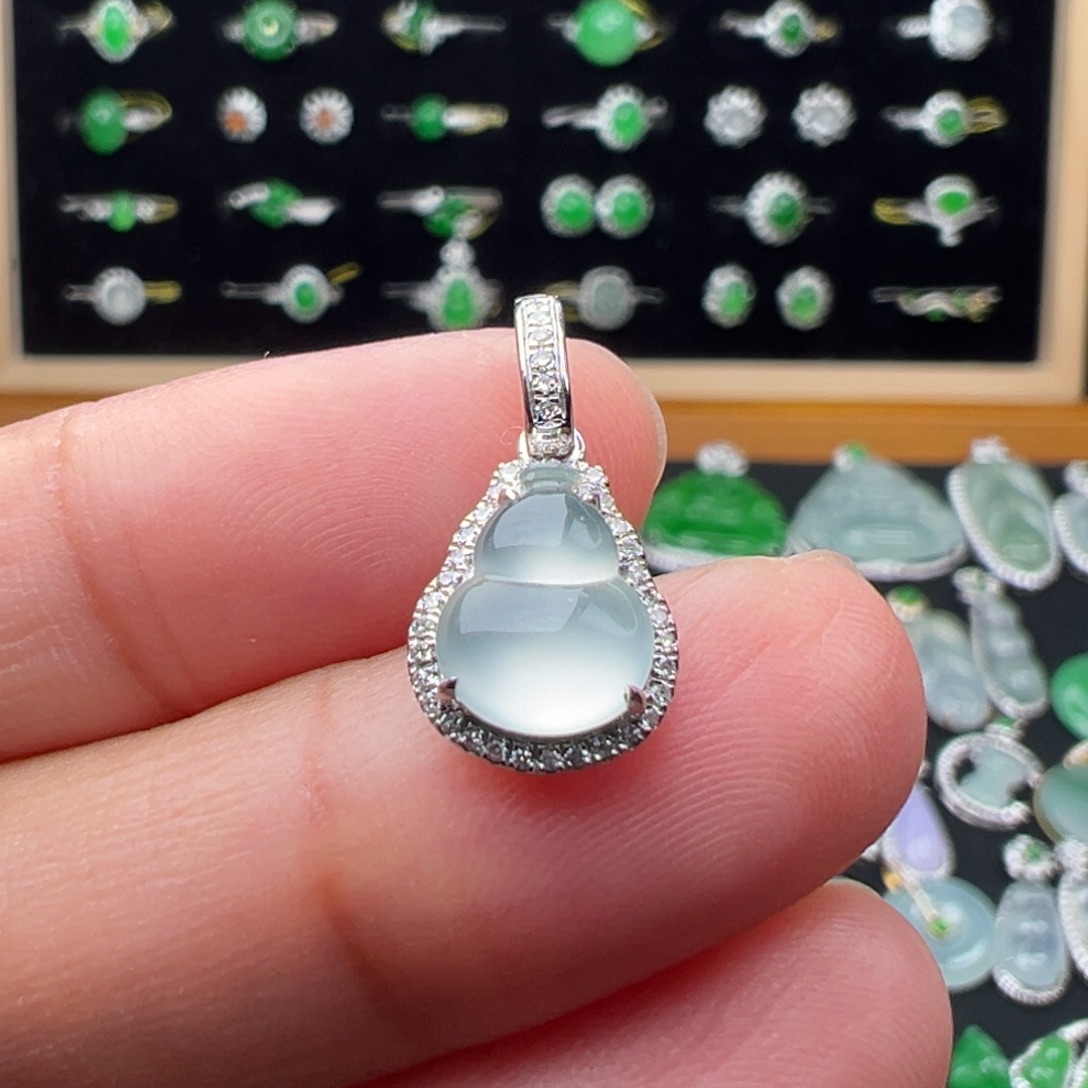 翡翠18K金镶嵌颈饰葫芦