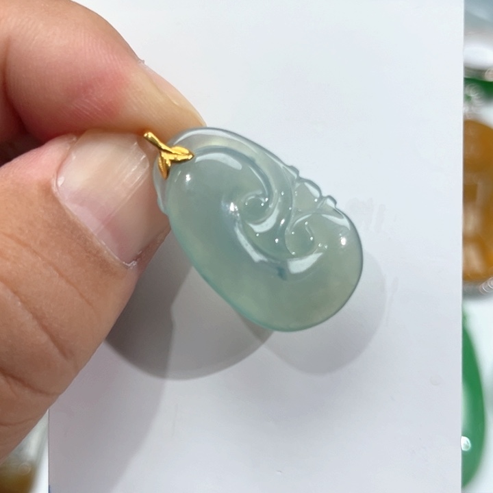 翡翠18K金镶嵌颈饰