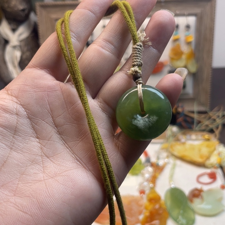 蛇纹石玉吊坠未镶嵌