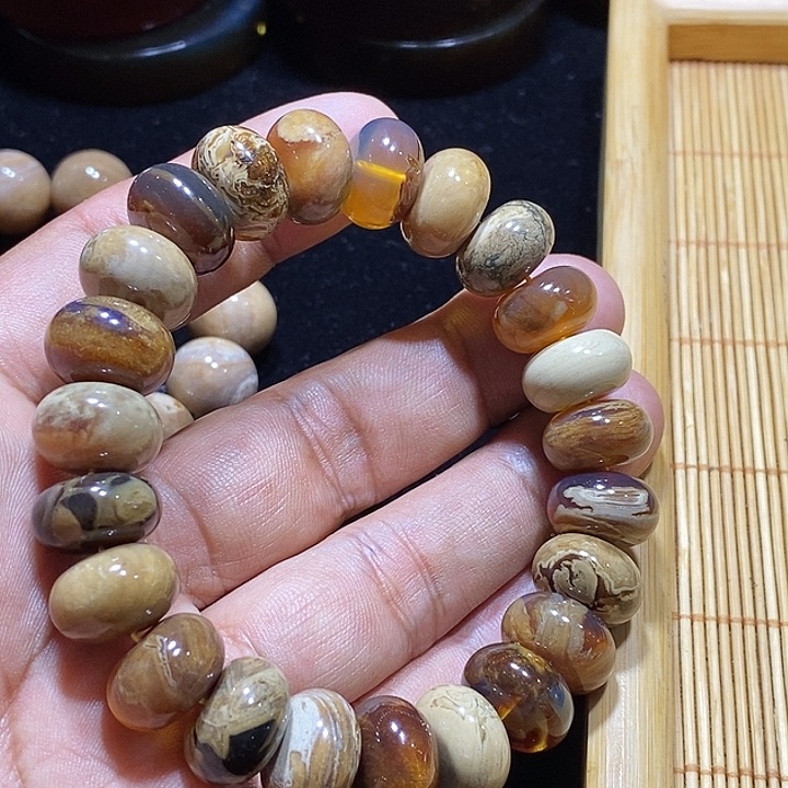 未镶嵌颈饰琥珀一