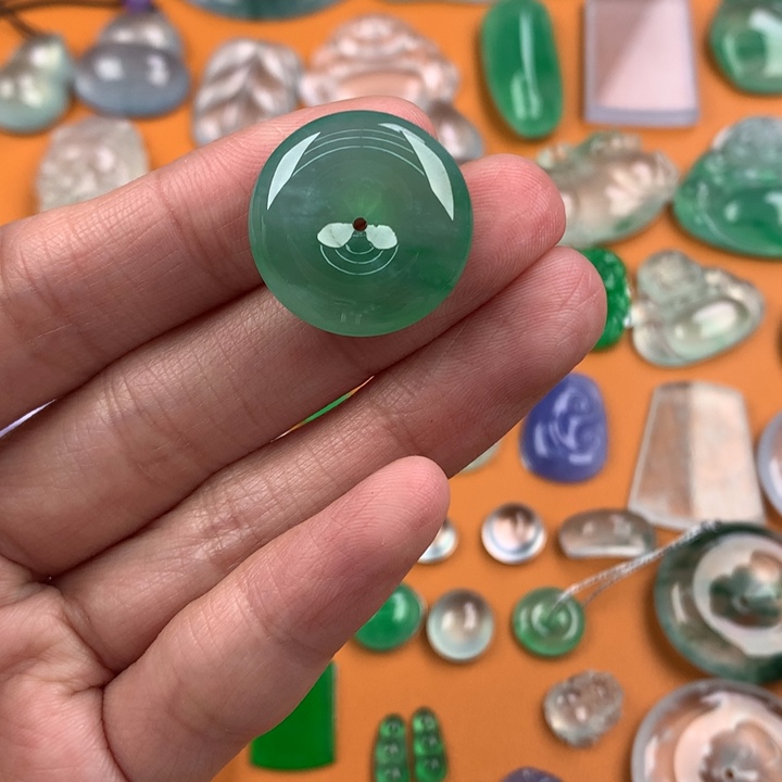 翡翠挂件未镶嵌….