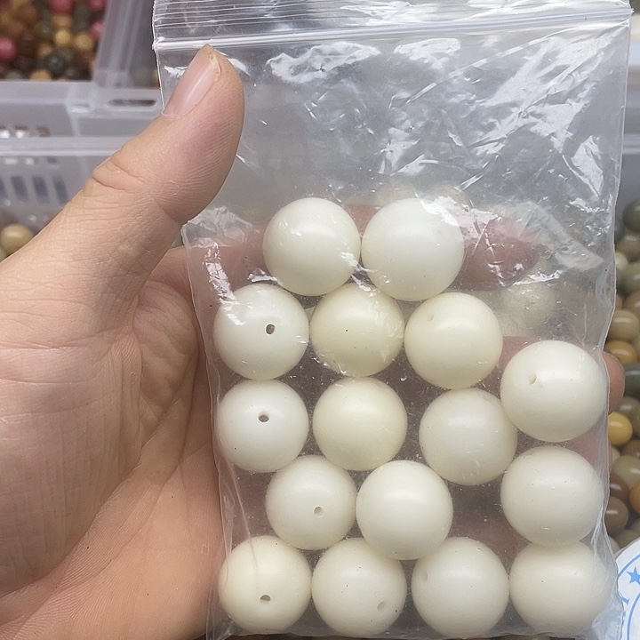 杭***导白玉菩提吊坠22瑕疵白玉圆16颗