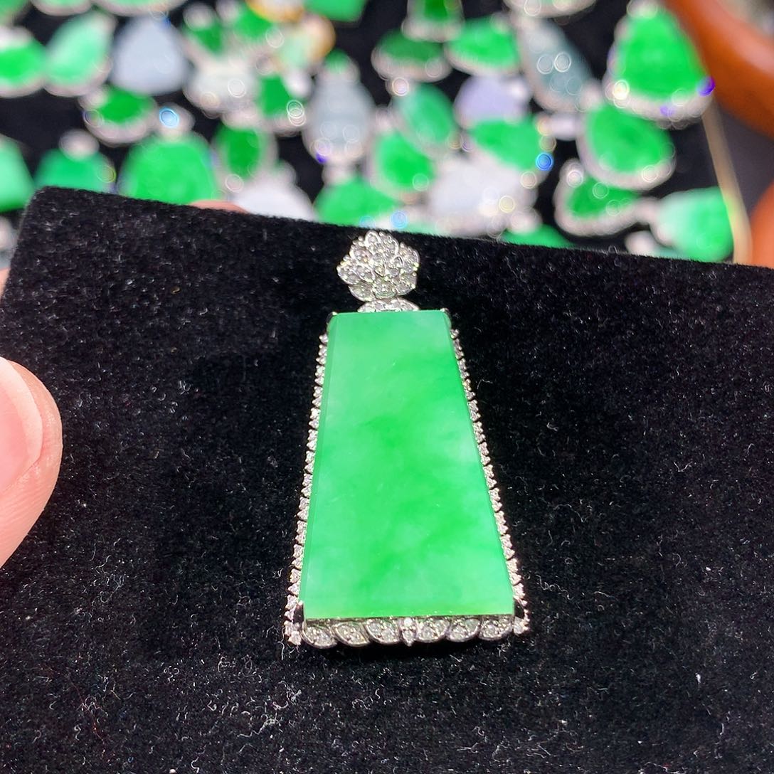 翡翠18K金镶嵌颈饰