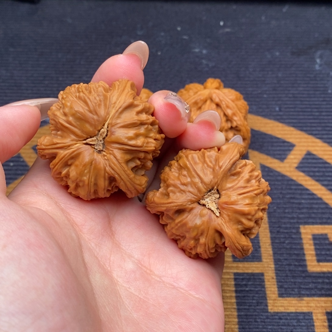 用***区吊坠文玩核桃白狮子正奔