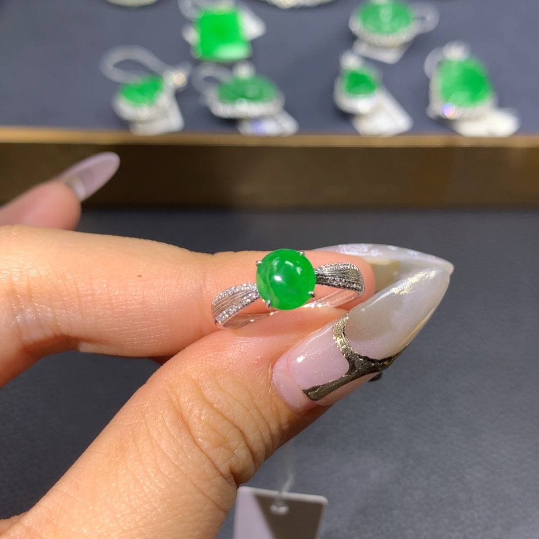 翡翠戒指18K金镶嵌翡翠