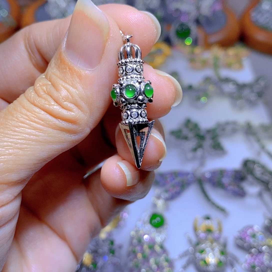 翡翠颈饰银S925镶嵌天然翡翠