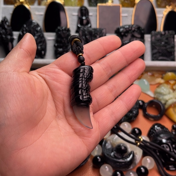 润***雨蛇纹石玉未镶嵌颈饰