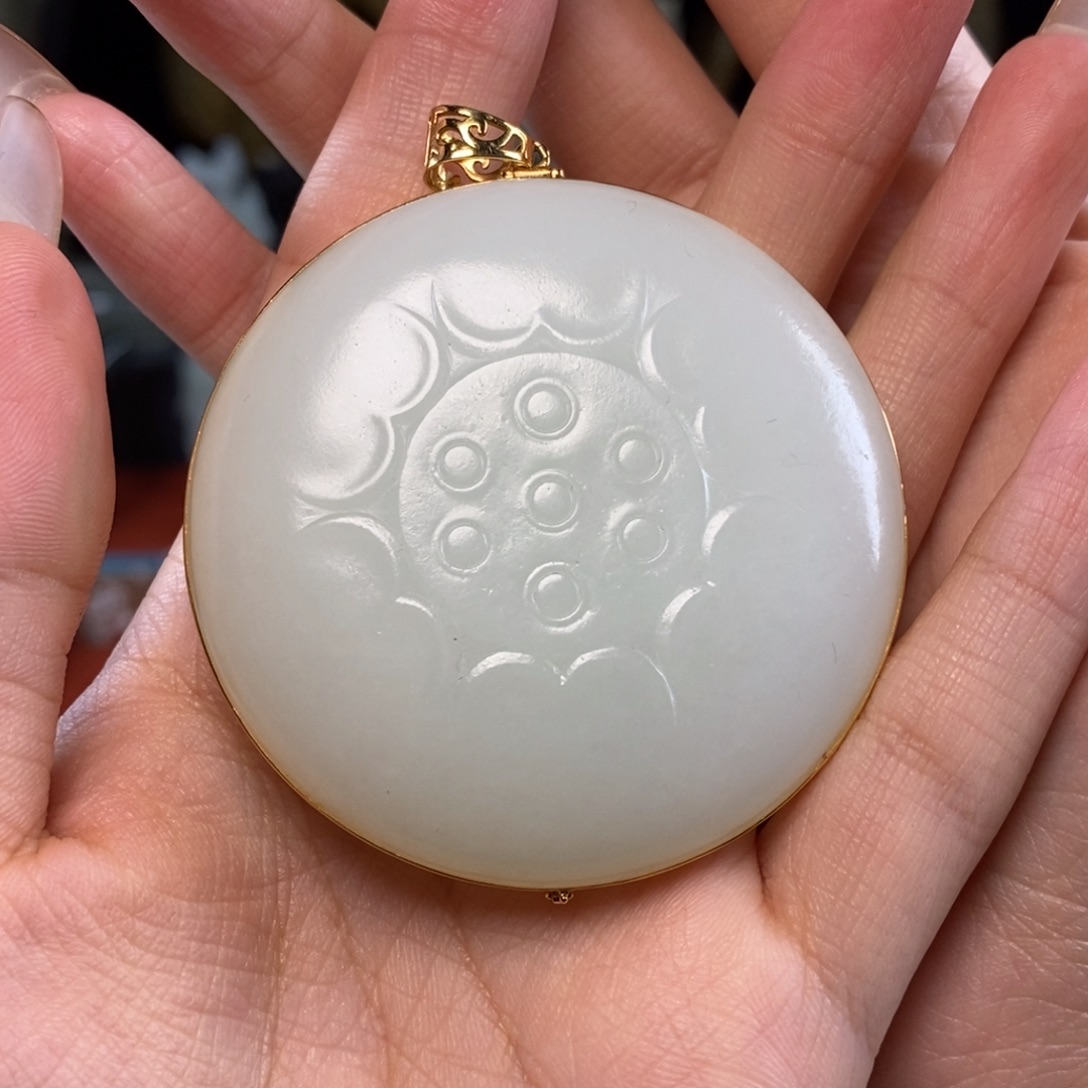 曙***头和田玉18K金镶嵌挂件