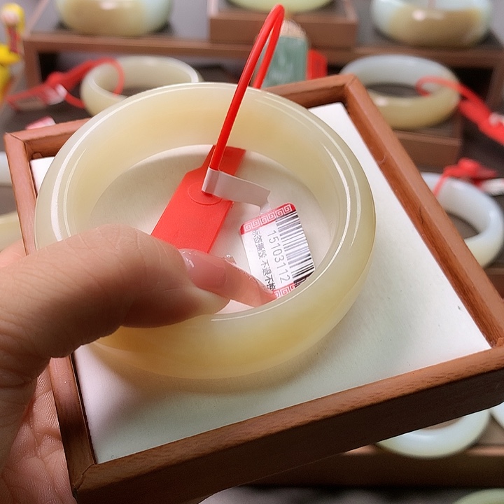 ****y和田玉未镶嵌手镯