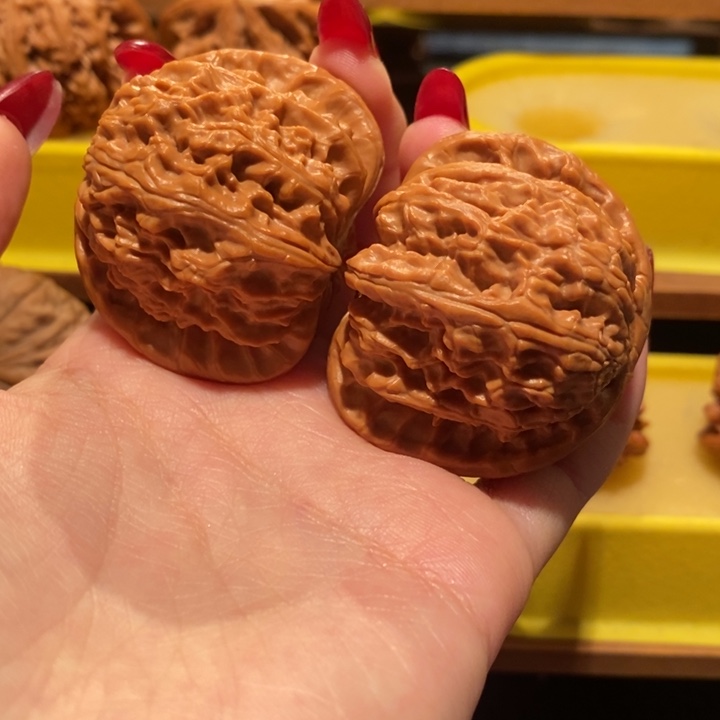 文玩核桃吊坠白狮子