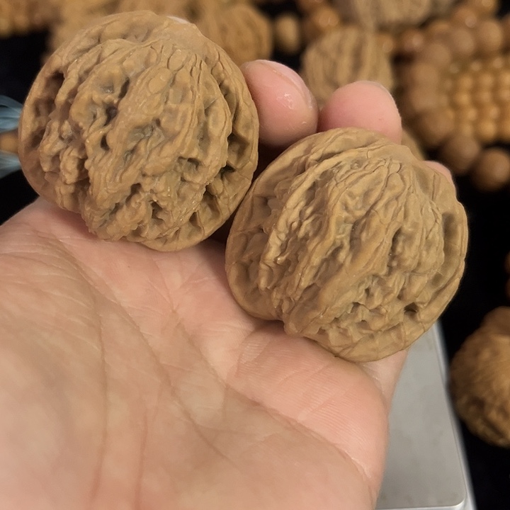 文玩核桃把件42左右微微瑕虎头，编号033