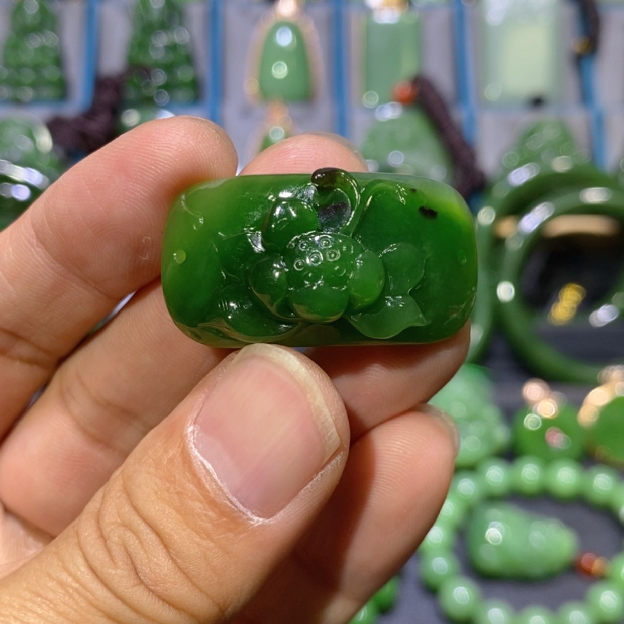 【闪购商品】和田玉吊坠(不含链)未镶嵌俄七红皮辣绿花开富贵手牌