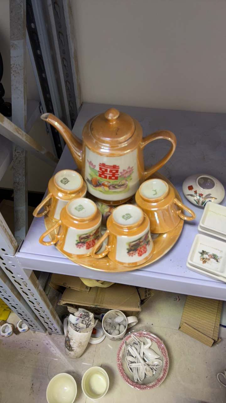 壶带杯。        