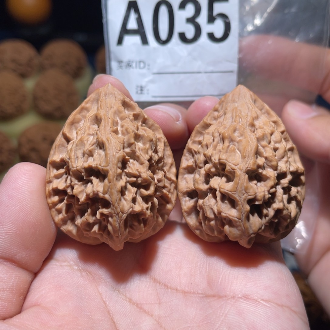 文玩核桃把件十三陵鸡心39全品