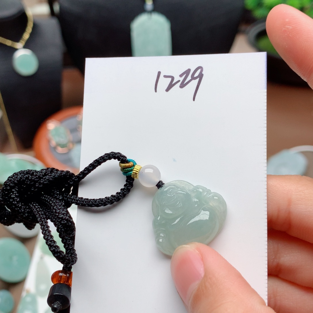 翡翠颈饰未镶嵌吊坠