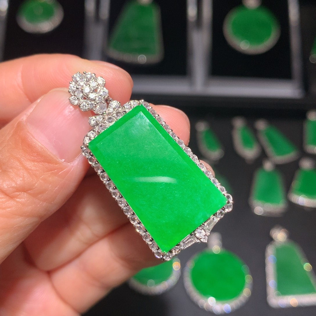 翡翠颈饰18K金镶嵌翡翠