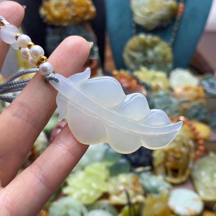 蛇纹石玉未镶嵌颈饰