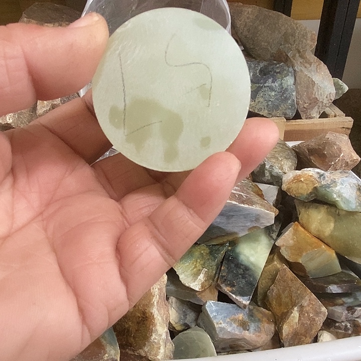 休***息蛇纹石玉未镶嵌摆件