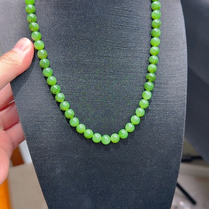 颈饰未镶嵌和田玉（碧玉）