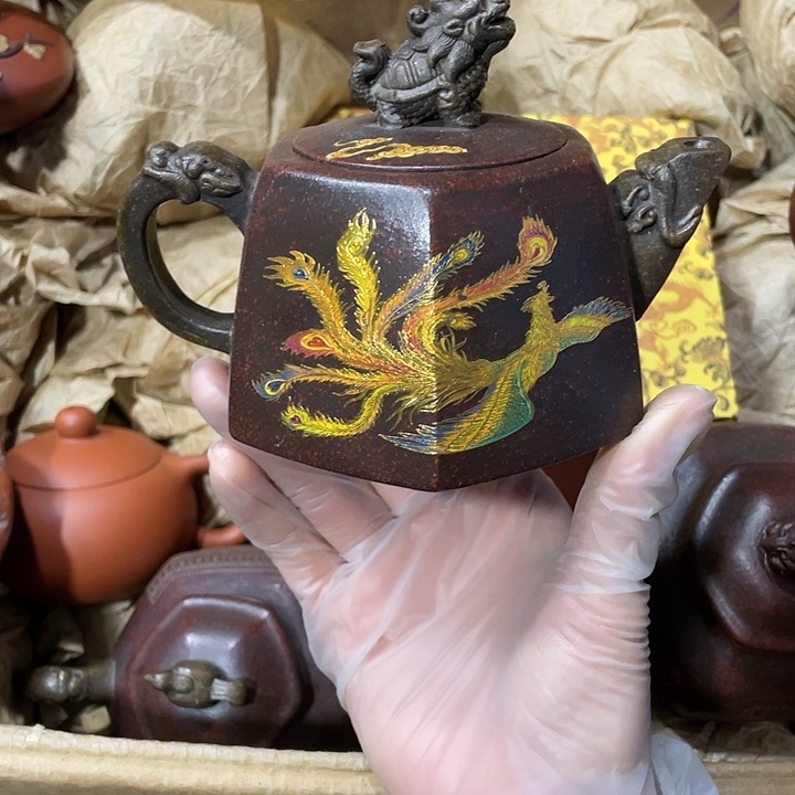 紫砂茶壶原矿泥料，手工制作一把紫砂壶。