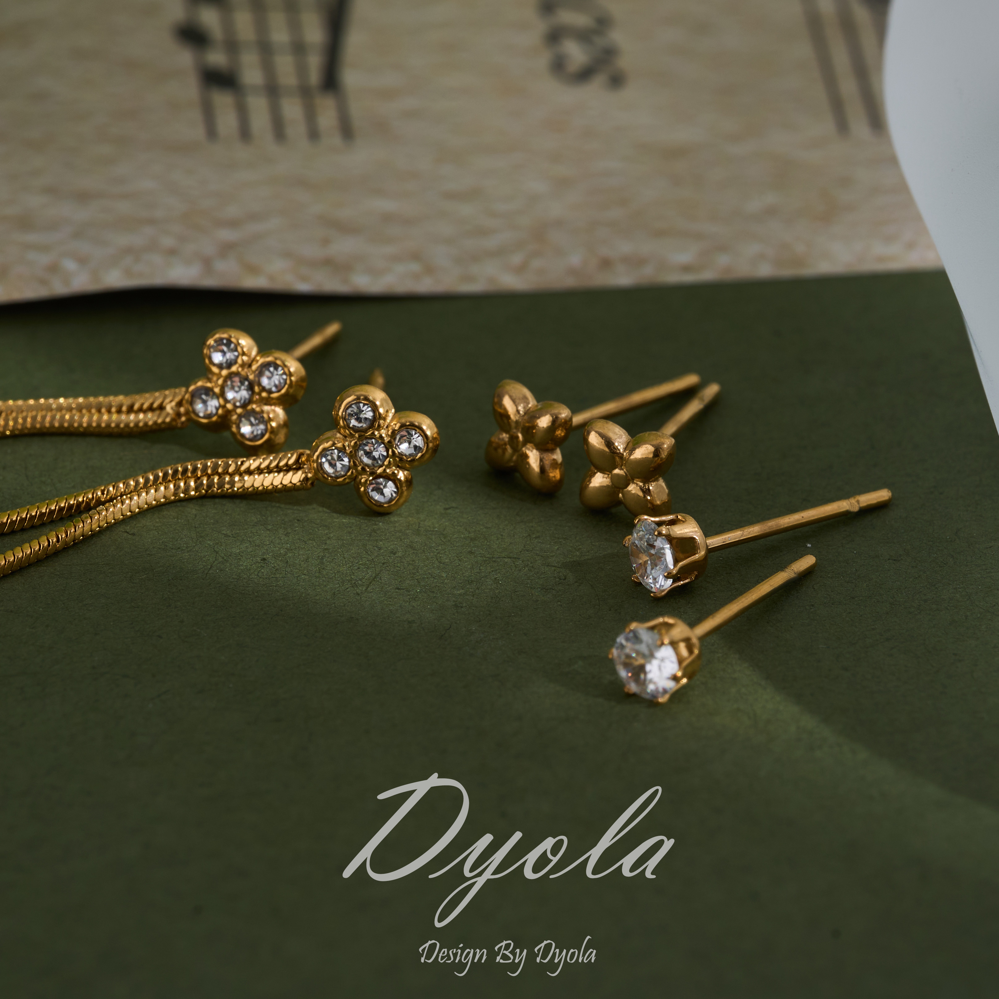 钛钢合成锆石耳饰 Dyola金色四叶花流苏耳钉(三对)法式E410083