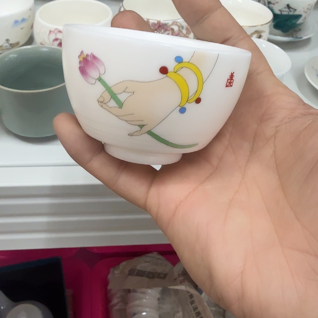 ****宁手持莲花一个主人杯