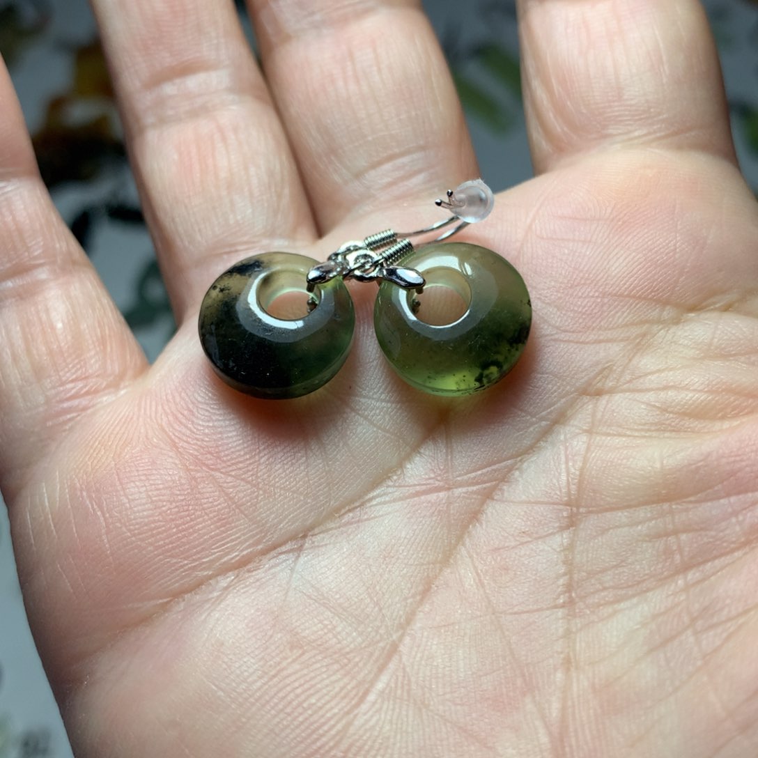 蛇纹石玉耳环未镶嵌