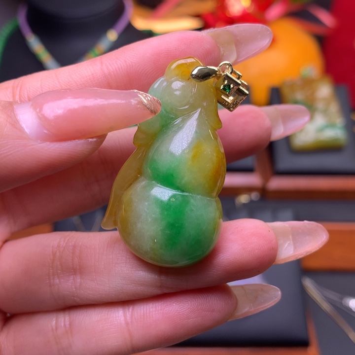 翡翠颈饰未镶嵌葫芦