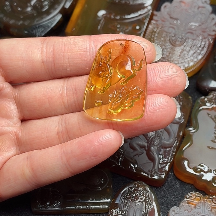 琥珀未镶嵌颈饰13