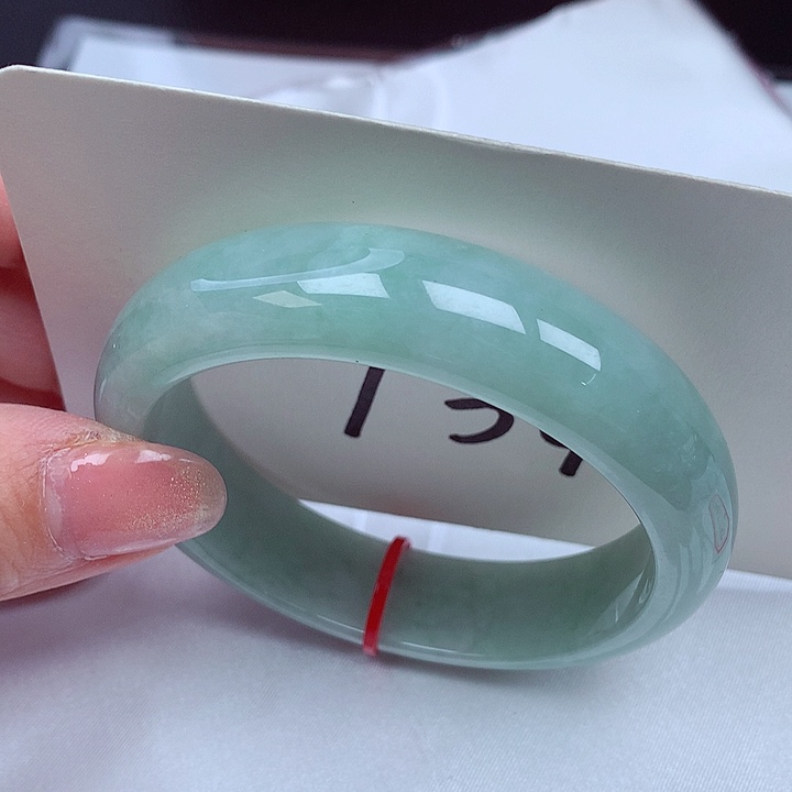 翡翠手镯未镶嵌翡翠