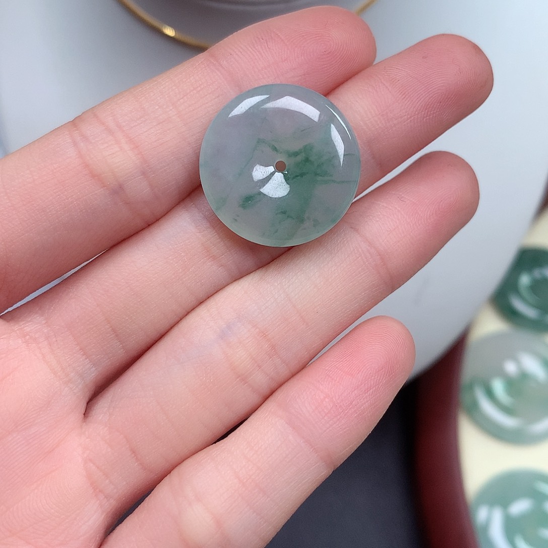 翡翠颈饰未镶嵌平安扣