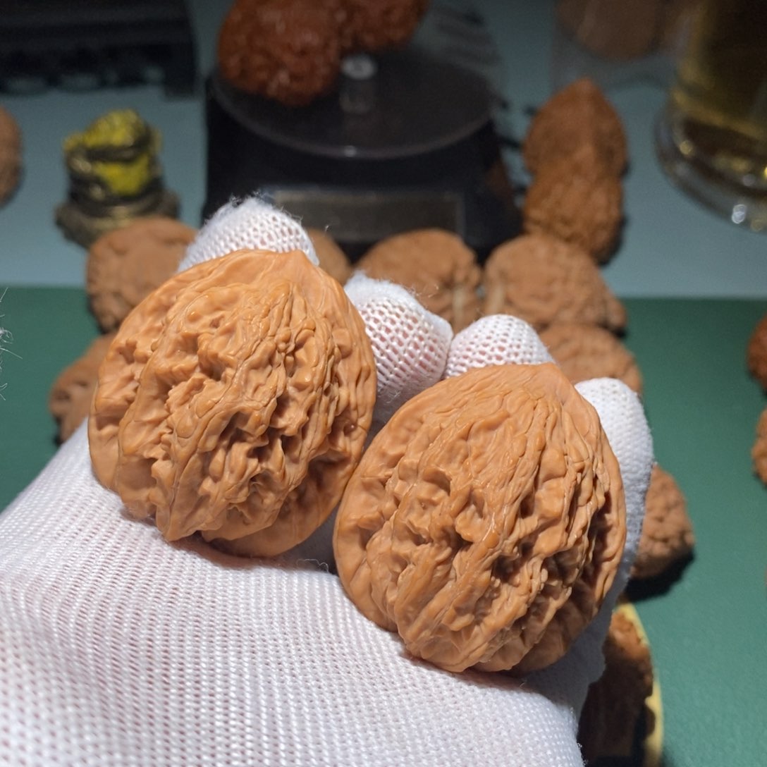 文玩核桃吊坠虎头