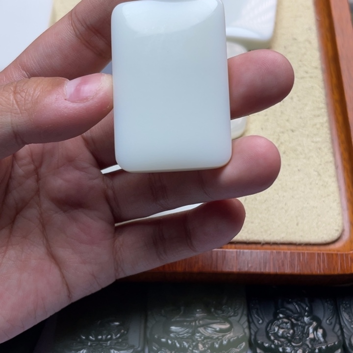 和田玉未镶嵌颈饰美*