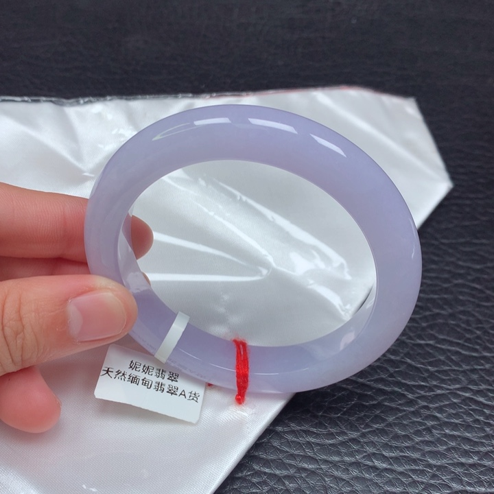 翡翠手镯未镶嵌。