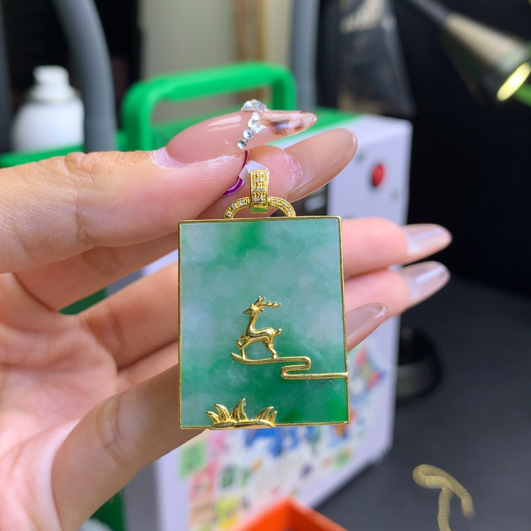 翡翠18K金镶嵌颈饰