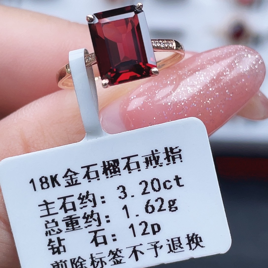 18K金镶嵌戒指石榴石
