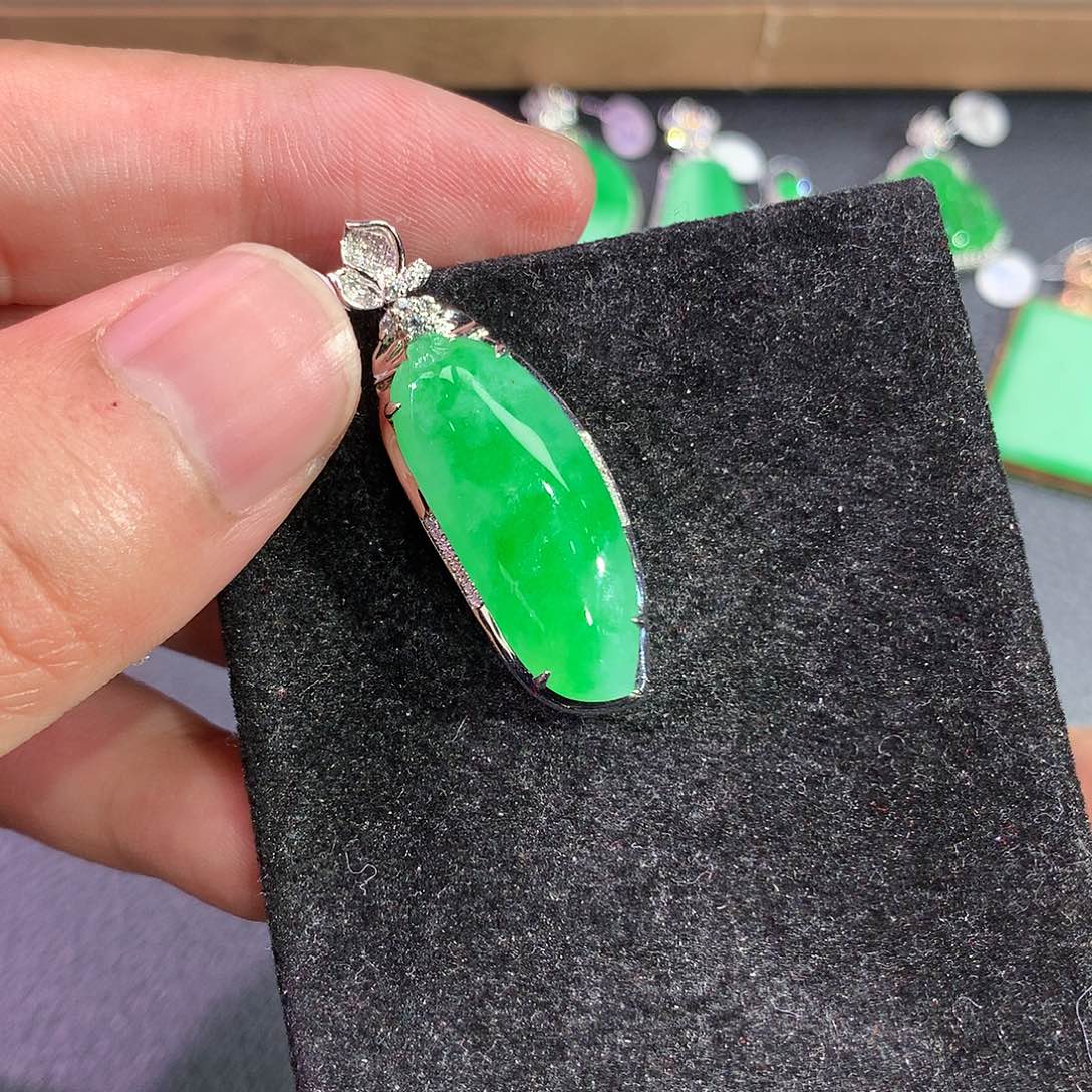 翡翠吊坠(赠链)18K金镶嵌