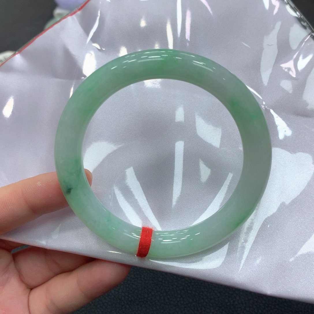 翡翠手镯未镶嵌翡翠