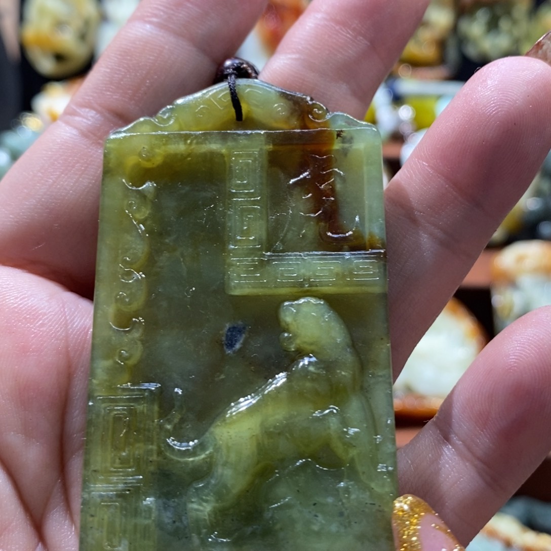 蛇纹石玉颈饰未镶嵌