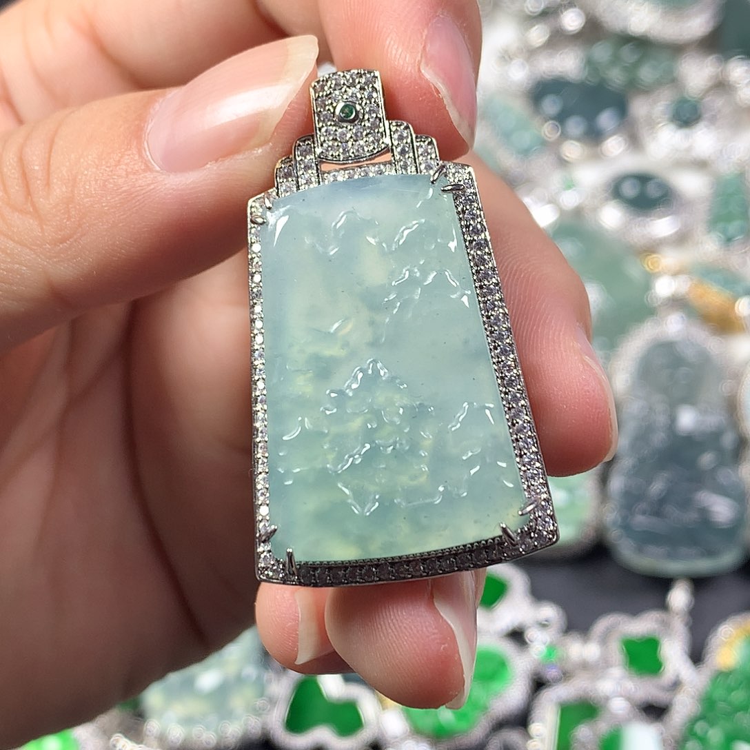 翡翠未镶嵌颈饰山水