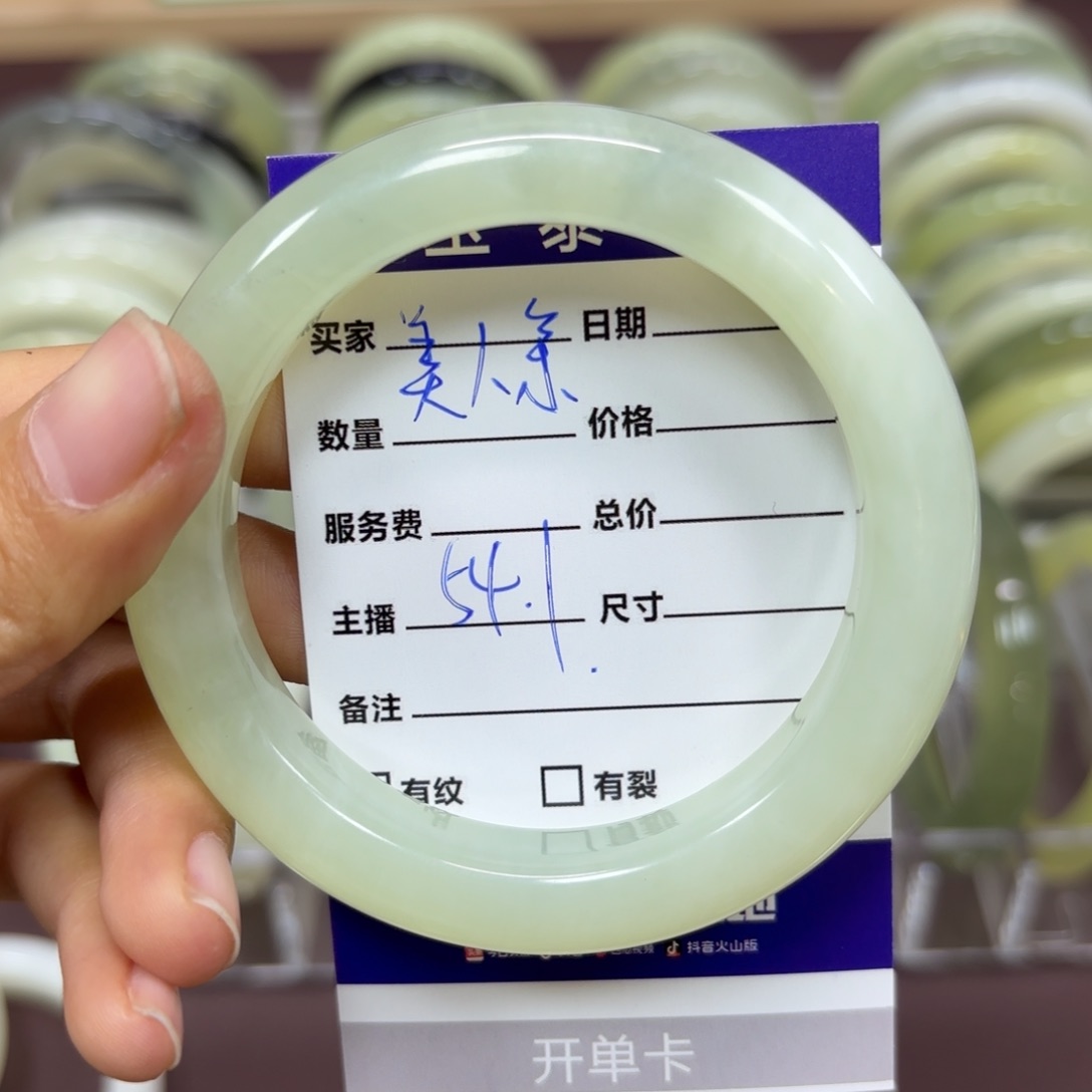 岫玉手镯未镶嵌美**?岫玉手镯