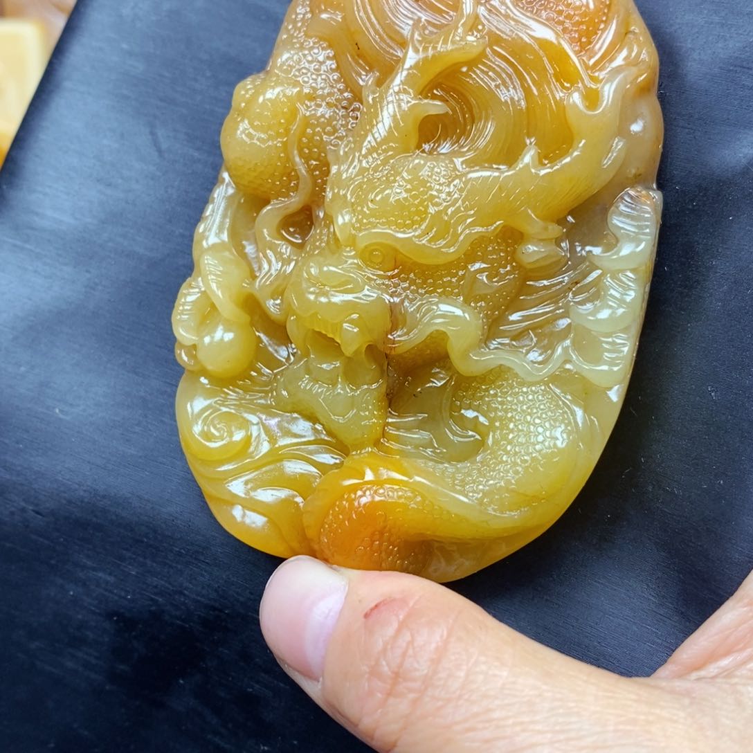 石英质玉（黄龙玉）颈饰未镶嵌