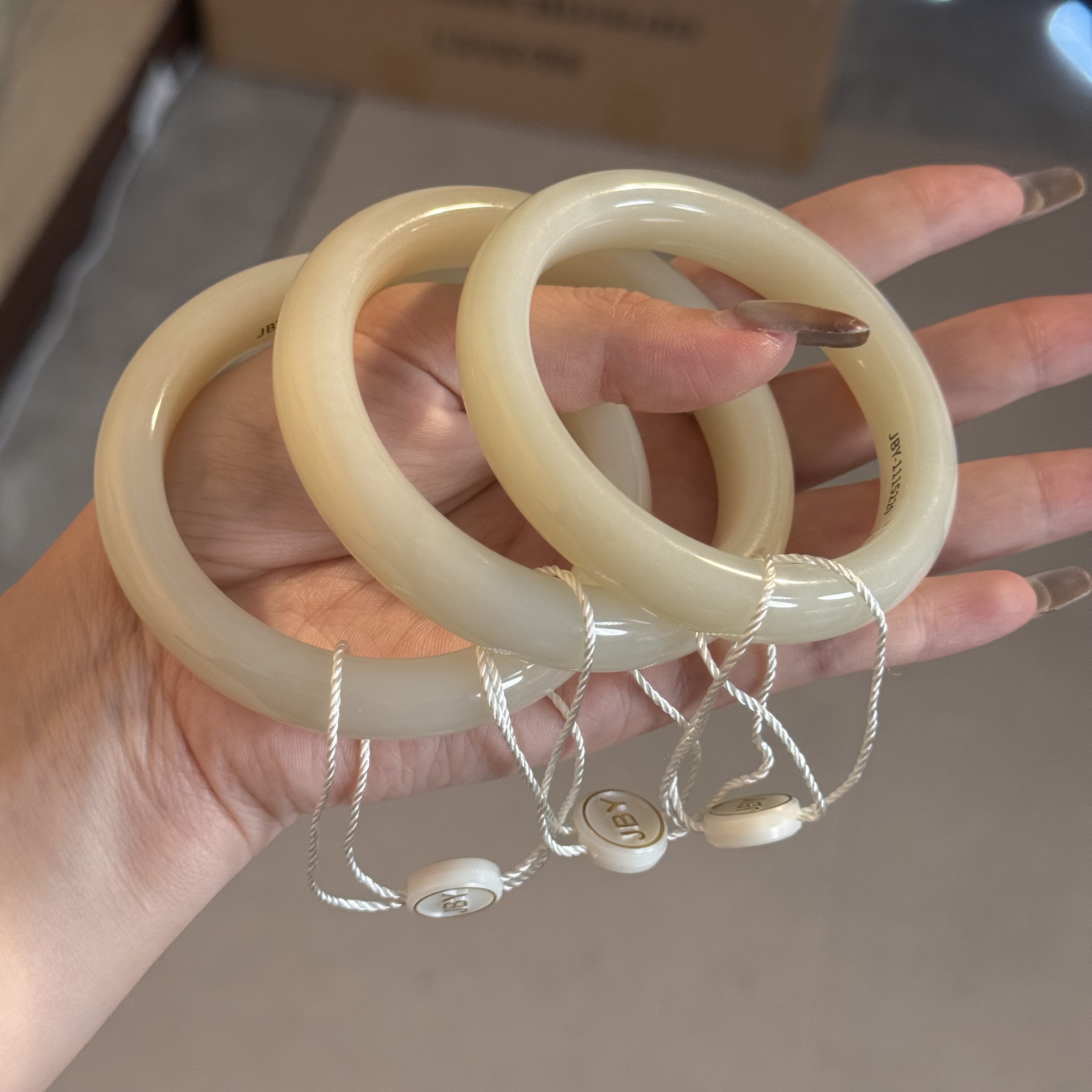 天然新疆和田玉蜂蜜水手镯-JBY15220(多样性发货)