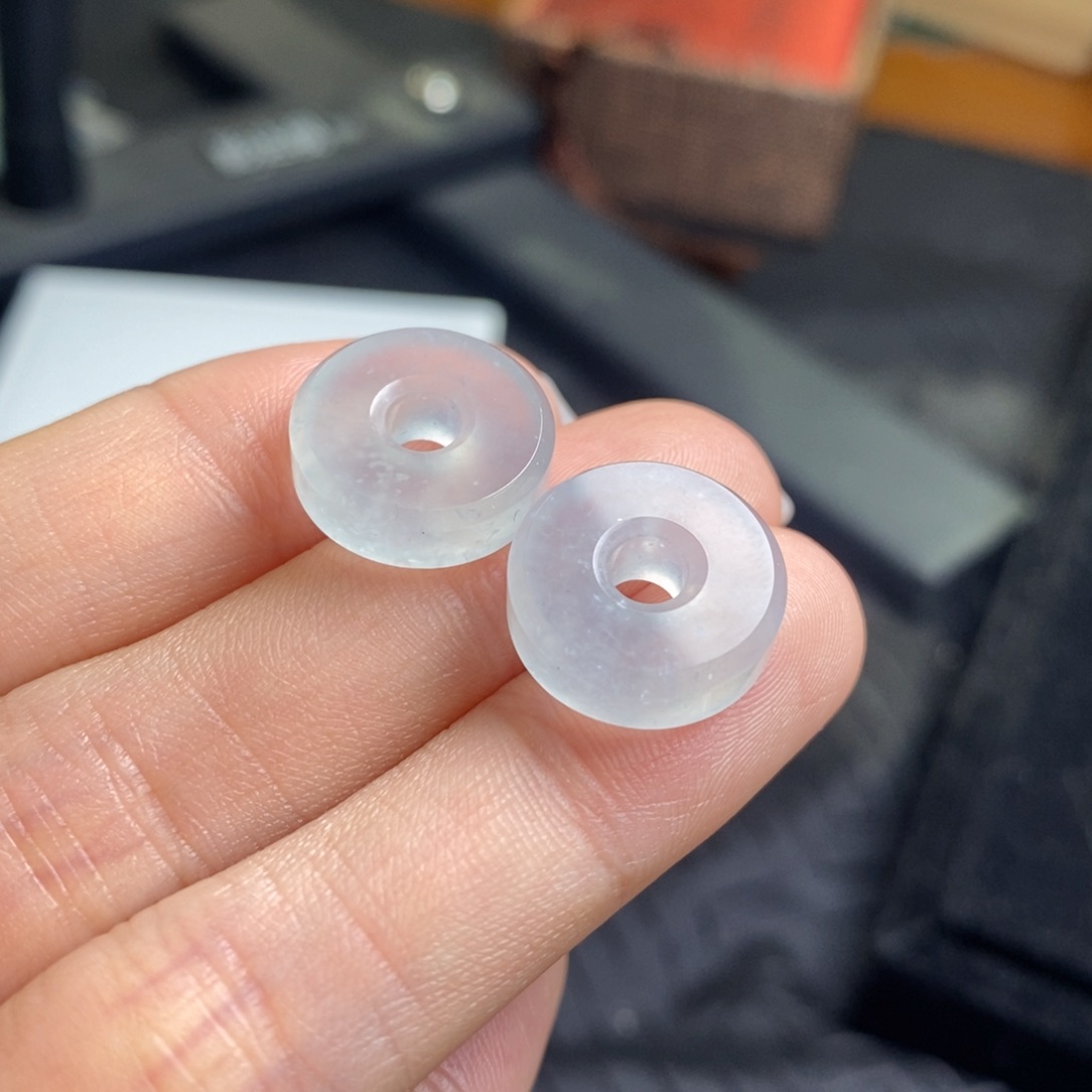 翡翠未镶嵌耳饰冰蓝底路路通