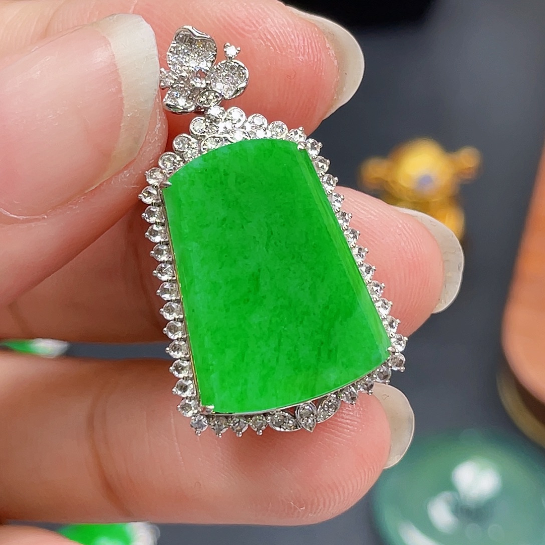 翡翠18K金镶嵌颈饰绿无事牌