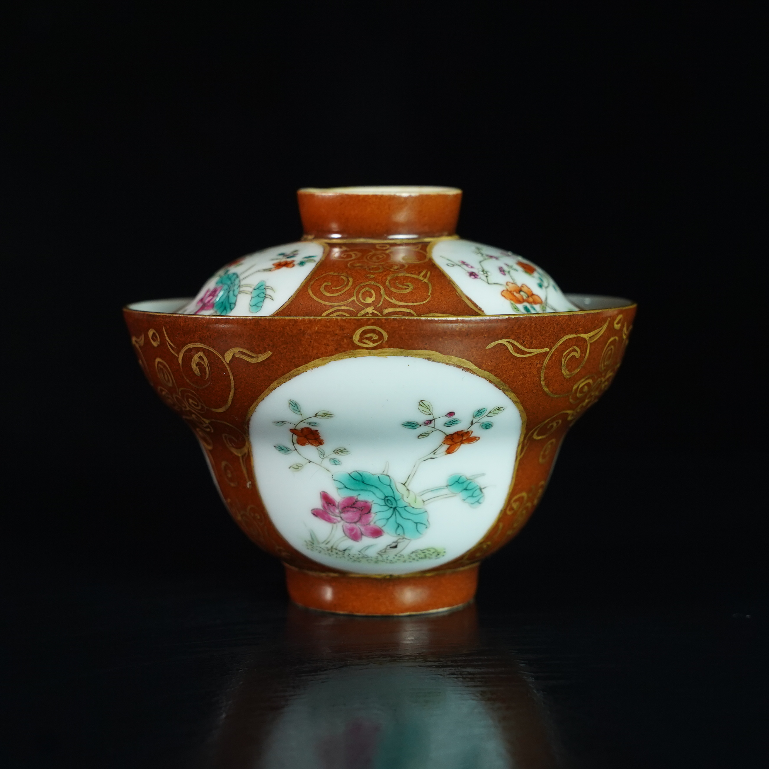 LDB250104008【十竹斋】清乾隆石木纹开窗花卉粉彩盖碗