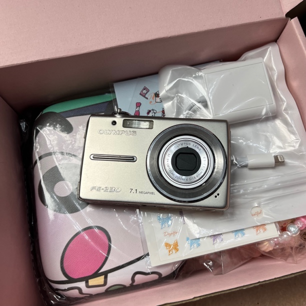 9新  奥林巴斯fe230 710万像素 配64mb内存卡