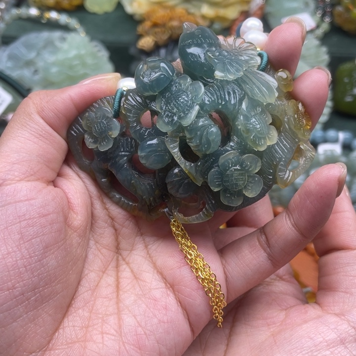 蛇纹石玉吊坠合金