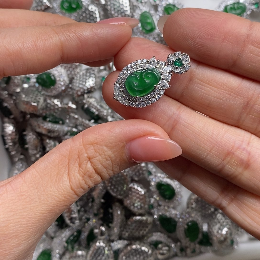 翡翠颈饰未镶嵌翡翠